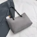 Graue Plüsch Umhängetasche, weiche Kunstfell Handtasche mit schwarzen Trägern und Anhänger. - Mit Anhänger / Grau