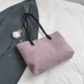 Stilvolle Plüsch Umhängetasche für Damen, kuschelige Winter flauschige Tasche mit Ledertrageriemen. - Mit Anhänger / Rosa