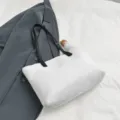 Weisse flauschige Schultertasche mit schwarzen Henkeln, kuschelige Lammwolle Damentasche. - Mit Anhänger / Weiß