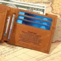 Portafoglio uomo in vera pelle vintage con incisione personalizzata, porta carte e vano banconote. - DAD Versione Inglese / Marrone