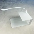 Weißes Wimpernverlängerung Kissen Regal mit flexibler LED Schwanenhals Lampe für Studio. - Weißer Beleuchteter Kissenständer