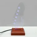 Hölzerner leuchtender Gitarrenplektrum-Ständer mit Acryl-Kopfplatte und bunten LED-Lichtern. - Stil F