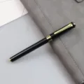 Edler Metall-Tintenroller in Schwarz und Gold, professioneller Schreibwarenartikel für das Büro. - 0.5mm / Schwarz