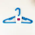Blauwe kunststof kinderkledinghangers met antislip schouders voor babykleding. - Cartoon Blauw