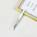 Weißer Autokratzer Reparaturstift, Lackstift zum Ausbessern von Fahrzeugoberflächen und Lacken. - Perlweiß