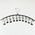 Gebogener Metall-Sockenhalter mit 10 Clips und winddichtem Haken fuer Unterwaesche und Socken - Schwarz