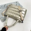 Silberne Puffer Tote Tasche, Gesteppte Lässige Schultertasche mit Gurt für den Winter. - Champagner