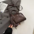Braune PU Leder Bowlingtasche Damen Mode Schulter Umhängetasche Handtasche mit Anhänger neu - Dunkelbraun Mit Anhänger