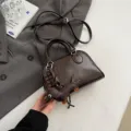 Dunkelbraune Bowlingtasche Umhängetasche aus Leder mit süßen Dackel und Schokolade Anhängern. - Kaffee Mit Anhänger