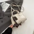 Elegante Damen Bowling Umhaengetasche cremeweiss PU Leder Kissen Handtasche mit niedlichen Anhaengern - Off-White mit Anhänger