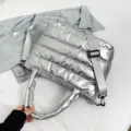 Silberne Puffer Tote Tasche, gesteppte Winter Schultertasche mit verstellbarem Gurt. - Silber