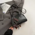 Stylische schwarze Bowling-Umhaengetasche fuer Damen, modische Handtasche mit Anhaengern. - Schwarz mit Anhänger