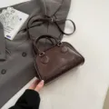 Dunkelbraune Bowling Umhängetasche, modische PU Leder Crossbody Handtasche für Damen Alltag. - Dunkelbraun Ohne Anhänger
