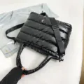 Schwarze gesteppte Puffer Tote Tasche, lässige Winter gepolsterte Umhängetasche für Damen. - Schwarz