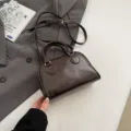 Dunkelbraune Leder-Bowlingtasche mit Tragegriff und verstellbarem Schultergurt für Damen. - Kaffee Ohne Anhänger