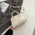 Beige Bowling Umhängetasche mit oberem Griff und verstellbarem Riemen für Damen. - Off-White ohne Anhänger