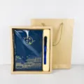 Dunkelblaues A5 Notizbuch Geschenkset mit Kuli, edler Box und Papiertasche für Büro. - 64 Blatt/128 Seiten / Dunkelblaues Geschenkbox-Set