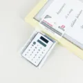 Calcolatrice tascabile elettronica portatile con energia solare e display a 8 cifre. - 8 Cifre / Bianco