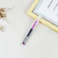 Lila Direkt-Flüssig-Rollerballstift mit feiner Nadelspitze und schnell trocknender Tinte. - 0.5mm / Fuchsia
