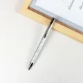 Stijlvolle zilveren metalen balpen voor kantoorartikelen en dagelijks schrijven. - Wit
