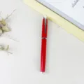 Klassischer roter Metallkugelschreiber mit silbernem Clip, ideal für Büro und den Alltag. - Rot mit silbernem Clip