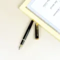 Eleganter schwarzer und goldener Füllfederhalter mit Metallclip für das Büro. - Schwarz und Gold Füllfederhalter Stil