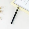 Luxus Business Tintenroller mit glattem schwarzem Korpus und Goldclip fuer das Buero. - Schwarz