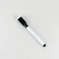 Magnetischer Whiteboard-Marker mit Radierkappe im schwarz-weissen Design zum Schreiben. - Schwarz