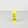 Gelber Klebestift fuer Schule und Buero, stark klebender Bastelkleber fuer Papier. - 9g Lose / Weiß