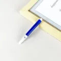 Blauw-witte mini aquarelpen variant, schone achtergrondweergave, ideaal schrijf- en tekenhulpmiddel. - Donkerblauw