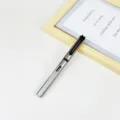 Zilverkleurige metalen vulpen met ergonomische driehoekige grip en strak zakelijk design. - Grijs