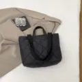 Schwarze gesteppte Daunen-Baumwoll-Tasche, große Kapazität lässige Schulter-Crossbody-Tasche. - Schwarz