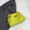 Bolso tote acolchado verde lima elegante con correas marrones y colgante de osito para el día a día. - Con Colgante / Verde amarillento