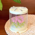 Primer plano de la lámpara de noche de tulipán rosa hecha a mano en caja transparente. - 19 Tulipanes Rosas Estilo Pastel