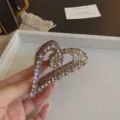 Vista ravvicinata dettagliata del fermaglio per capelli a cuore con strass viola. - Cuore Medio / 9cm / Viola Bagliore