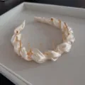 Primo piano dettagliato del cerchietto in satin con cristalli e denti trasparenti chic. - Giallo Formaggio