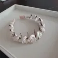 Primo piano cerchietto in raso cristallo, elegante fascia per capelli con denti stile. - Avena