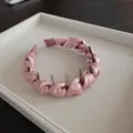 Cerchietto per capelli in raso rosa con cristalli e denti, elegante accessorio per donne e ragazze. - rosa scuro