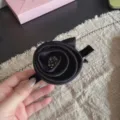 Molla per capelli con rosa in tessuto nero e strass, elegante fermaglio a becco. - Nero