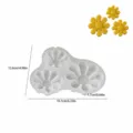 Vue détaillée du moule en silicone à fleurs triples avec dimensions et articles finis présentés. - Fleur Triple-6105