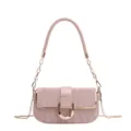 Chic sac à épaule matelassé rose avec une bandoulière chaîne dorée et une boucle en métal. - Rose