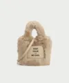 Vue detaillee du sac seau en peluche duveteuse automne hiver avec laniere en cuir. - Marron Jaune