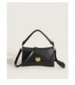 Vue détaillée de l'élégant sac baguette noir doté d'éléments métalliques dorés luxueux. - Noir