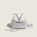 Mini sac à dos matelassé argenté pour femme, élégant sac à bandoulière avec chaîne et fermoir. - Argent