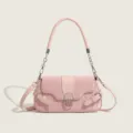 Sac à épaule matelassé rose pour femme avec poignée chaîne chic et fermoir métallique. - Rose