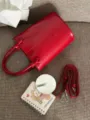 Élégant sac seau en cuir rouge tendance avec anses et bandoulière amovible pour femmes. - Rouge