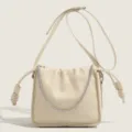Sac bandoulière en cuir beige avec chaîne et design froncé, vue de face image principale. - Blanc Cassé