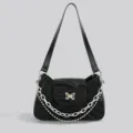 Sac bandoulière baguette noir chic avec texture, charm papillon et chaînes élégantes. - Noir