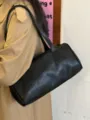 Sac à épaule noir en cuir classique, style baguette élégant, idéal pour le quotidien. - Noir