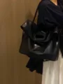 Grand sac porté épaule en cuir souple noir pour femme, cabas minimaliste pour le travail. - Noir